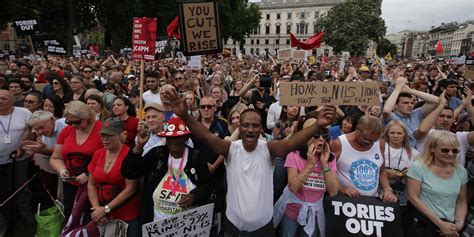 Des Milliers De Personnes D Filent Londres Contre Le Gouvernement May