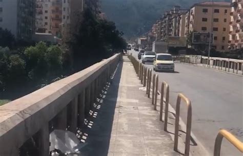 Minaccia Di Lanciarsi Dal Ponte In Preda Alla Disperazione Giovane