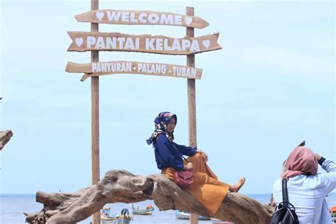 Pantai Kelapa Tuban Pengunjungnya Tembus 600700 Orang Per Hari