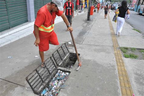 Lixo jogado na rua pela população é principal causador de