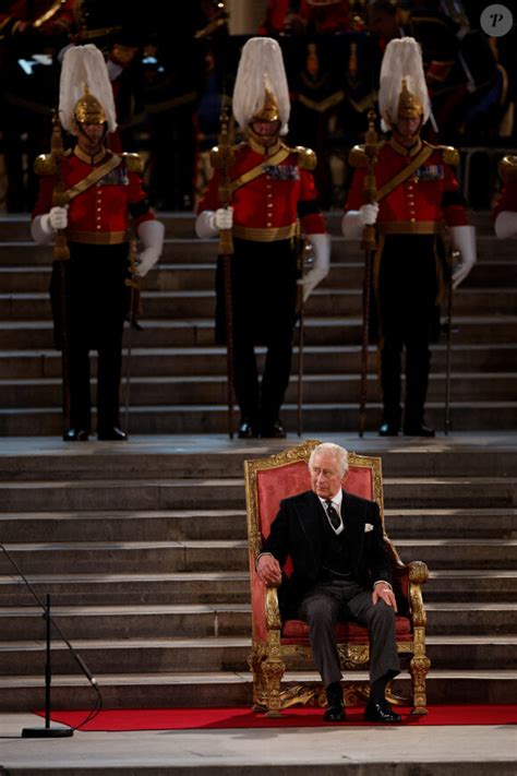 Mort D Elizabeth Ii Charles Iii Au Bord Des Larmes Devant Le