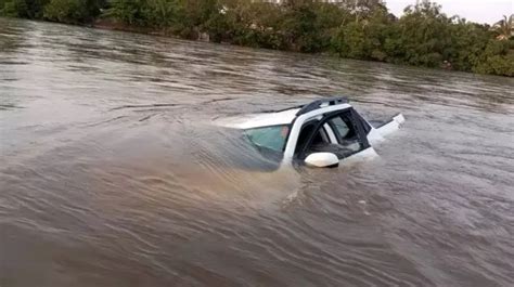 Picape Cai Em Rio Motorista Manda Localiza O Para Amigos E Desaparece