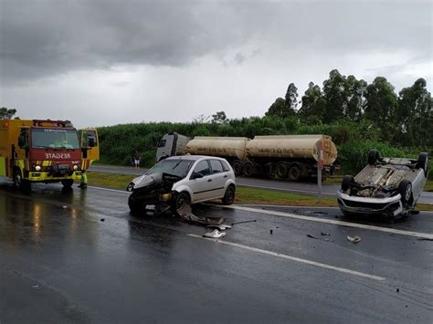 Acidente Envolve Dois Carros E Carreta Em Contorno De Apucarana