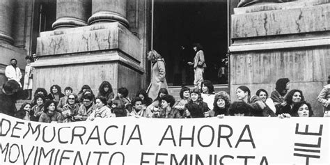 Movimiento Feminista Frente A La Biblioteca Nacional De Santiago 1983