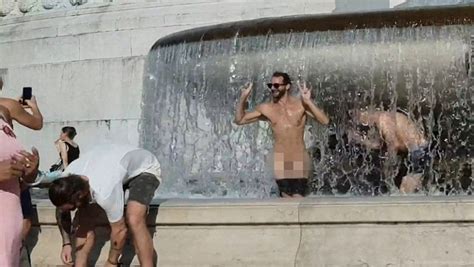 Naked British Tourists Pose For Photos At Rome S Famous Altare Della