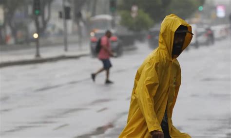 Menina De Anos Resgatada Viva Ap S Horas Soterrada No Rio De