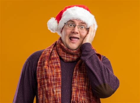 Hombre Adulto Emocionado Con Gafas Y Gorro De Pap Noel Con Bufanda