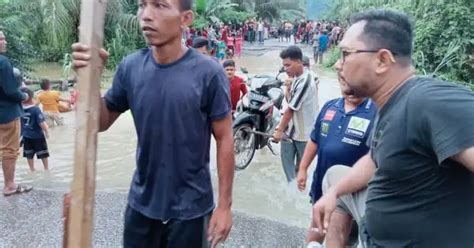 Jalan Peureulak Lokop Longsor Sepmor Harus Ditandu