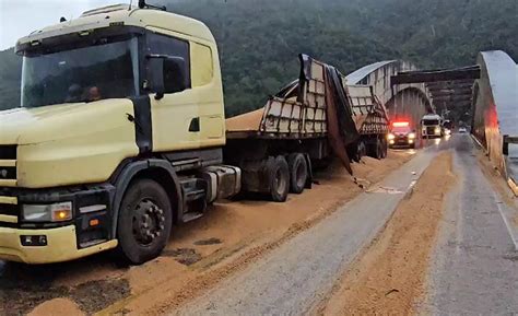 Caminhoneiro Embriagado Sofre Acidente Na Ponte Ernesto Dorneles