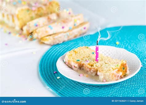 Candela Spenta Su Una Fetta Di Torta Al Pane Di Coriandoli Per Una