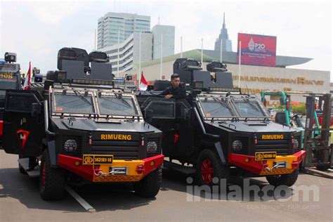 Foto Demo Buruh Tolak Kenaikan BBM Kendaraan Taktis Polisi Siaga Di