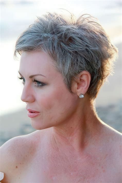 15 Classy Short Haircuts For Women Over 50 - Styleoholic