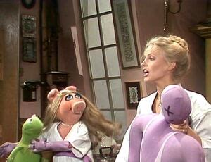 Miss Piggy's karate chops | Muppet Wiki | FANDOM powered by Wikia