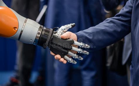 Mano De Un Hombre De Negocios Que Sacude Las Manos Con Un Robot De