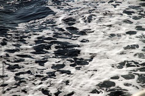 Foto de Weisser Schaum und Wellen auf der Wasseroberfläche im Meer