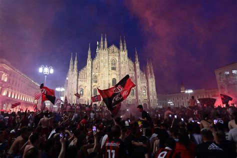 Il Milan Vince Lo Scudetto A Milano Esplode La Festa Piazza Duomo