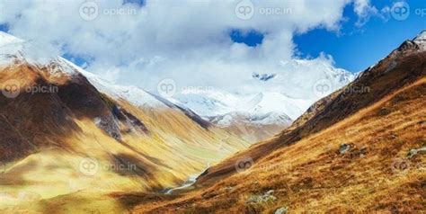 خرید و قیمت دانلود عکس منظره طلایی پاییزی بین کوه های سنگی در ترب