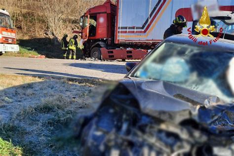 Urbino Schianto Frontale Tra Auto E Tir Un Ferito Estratti Dalle Lamiere