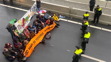 Extinction Rebellion Blokkeert Snelweg A12 Tientallen Activisten