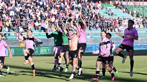 Il Palermo Chiede La Spinta Playoff Ai Tifosi Allenamento A Porte