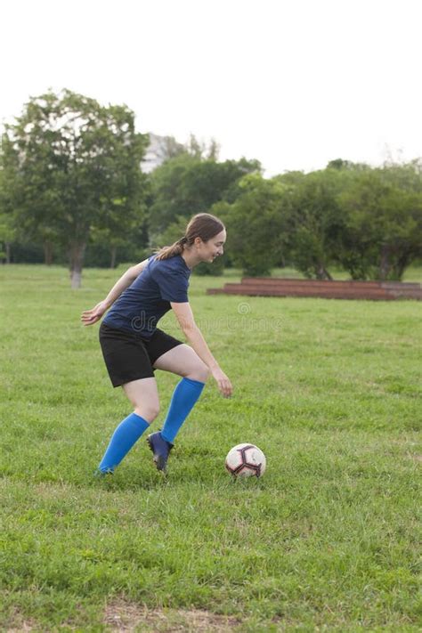 Giovane Calcio Femminile O Giocatore Di Football Americano Con Capelli