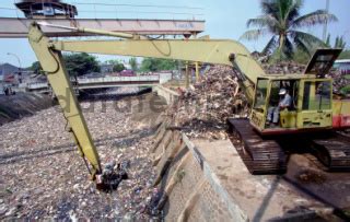 Pembersihan Sampah Di Aliran Sungai DATATEMPO