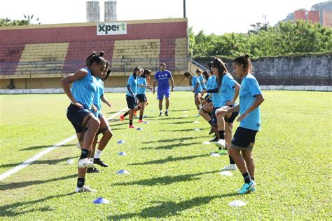 Gurias Gremistas encerram preparação para o jogo contra o Santos