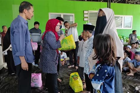 Dinas Sosial P A Klu Salurkan Paket Sembako Bantuan Lombok Post