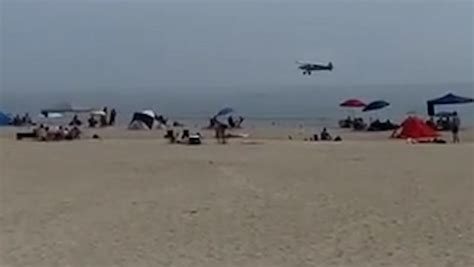 Moment plane crashes onto busy New Hampshire beach | News | Independent TV