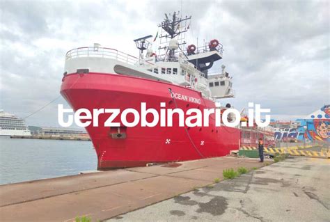 La Ocean Viking Davanti Al Porto Di Civitavecchia Con 25 Migranti