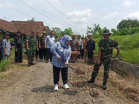 Tahun Tak Disentuh Jalan Desa Binangun Akhirnya Dibangun Tni Bersama