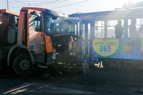 Jezive slike Kamion đubretarac udario u tramvaj kod Autobuske stanice