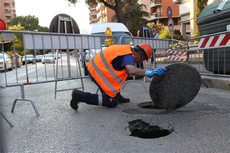 La Citt Che Sprofonda Si Apre Una Voragine In Via Gallenga