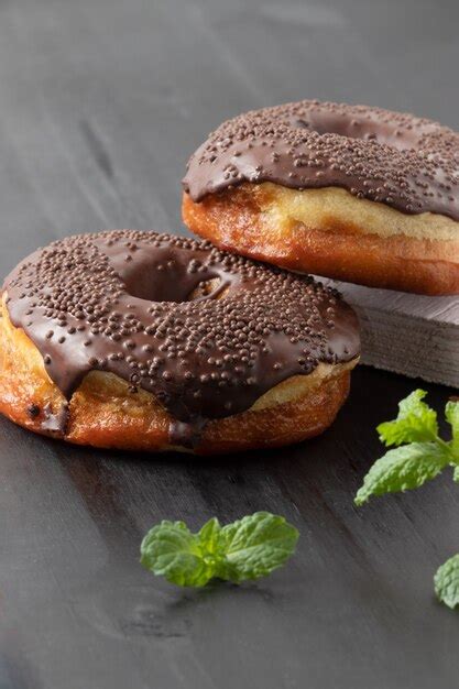 Donuts Cubiertos De Chocolate Y Rellenos De Dulce De Leche Sobre La