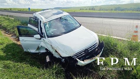 Motorista Perde Controle De Ve Culo Colide Em Defensa Met Lica E