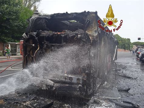 Paura A Roma Ennesimo Autobus Atac Prende Fuoco