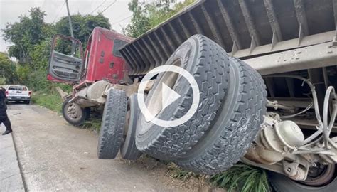 Accidente Se reporta un camión volcado en el tramo Los Chorros