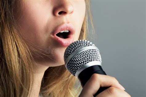 Primer De Una Boca De Una Mujer Que Canta En Un Micr Fono Foto De