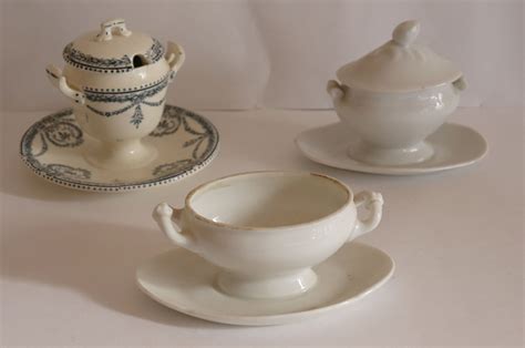 Lot de trois moutardiers dont deux en porcelaine émaillée blanche le