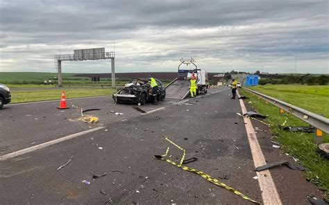 Motorista fica em estado grave após bater carro na traseira de caminhão