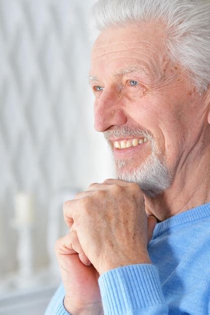 Retrato De Feliz Hombre Mayor En Casa Foto Premium