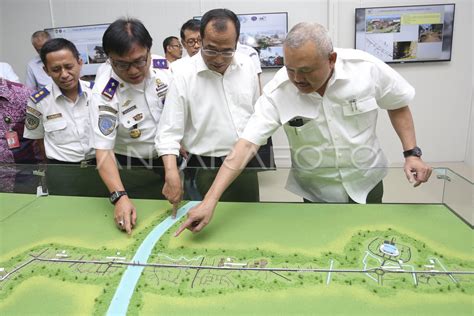 MENHUB TINJAU PEMBANGUNAN LRT PALEMBANG ANTARA Foto