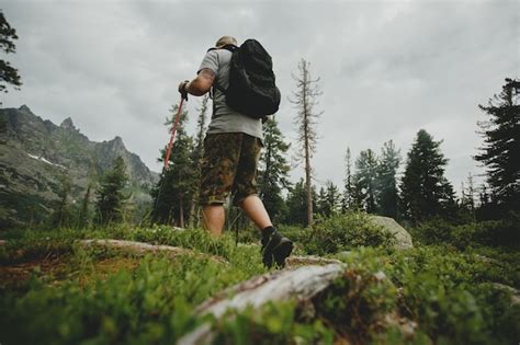 Hombre Con Una Mochila Caminando Por El Bosque Foto Premium