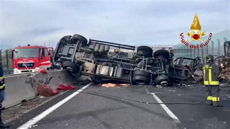 Incidente Sulla A Coinvolti Tre Tir E Cinque Auto Ci Sono Due Morti