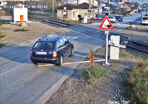 Polomio rampu na pružnom prelazu u blizini Banjaluke BN