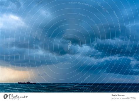 Sturmwolken versammeln sich über dem Schiffswrack Ozean ein