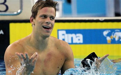 Campeão olímpico César Cielo anuncia aposentadoria da natação