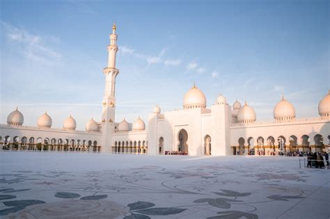 Gran Mezquita De Abu Dhabi Por La Noche Durante La Puesta De Sol