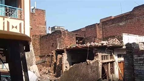 सिलिंडरच्या स्फोटाने इमारत कोसळली ११ ठार Two Storey Building