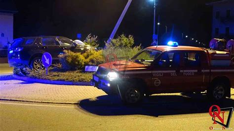 Rivarolo Canavese Non Fa La Rotonda E Finisce Contro Il Palo Dell